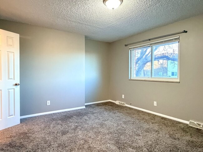 Building Photo - Updated Townhome with Covered Parking!