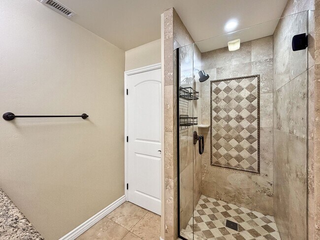 Building Photo - Stunning 4BD/3.5BA Townhouse in Pacific Be...