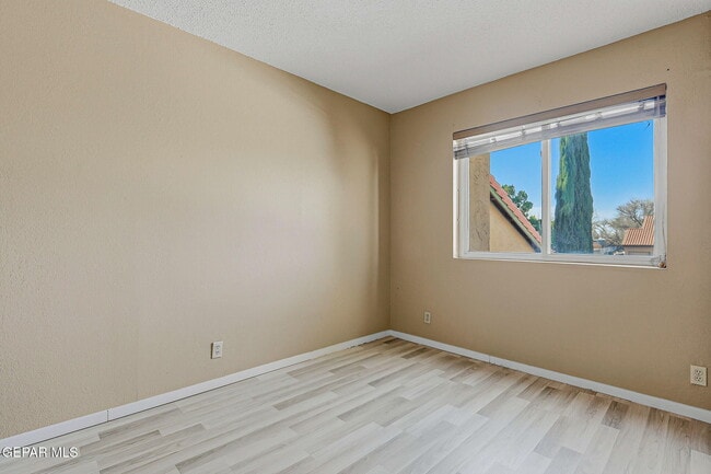 Building Photo - 1644 Lomaland Dr