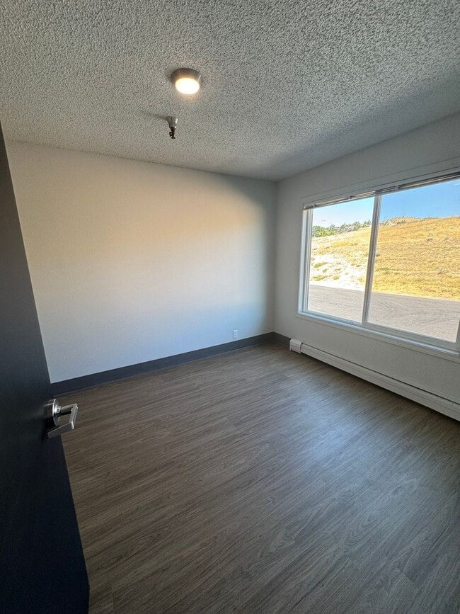 Building Photo - Ideal roommate setup: 2-bedroom, 2-bath unit.  Both bathrooms are ensuite  - ALL UITILITIES INCLU...