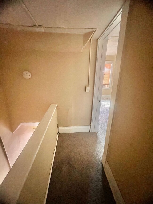 Building Photo - 4 bedroom. 1.5 Bath- Turtle Creek Pa