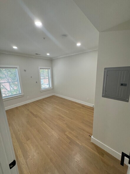 Building Photo - 533 Newbury St