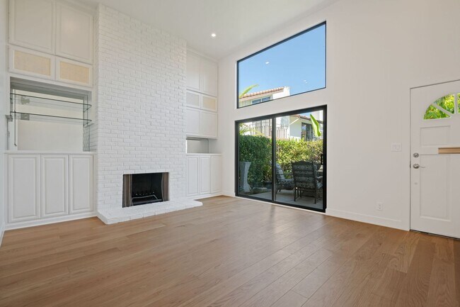 Building Photo - Fully Remodeled 2 Bed, 2 Bath East Beach T...