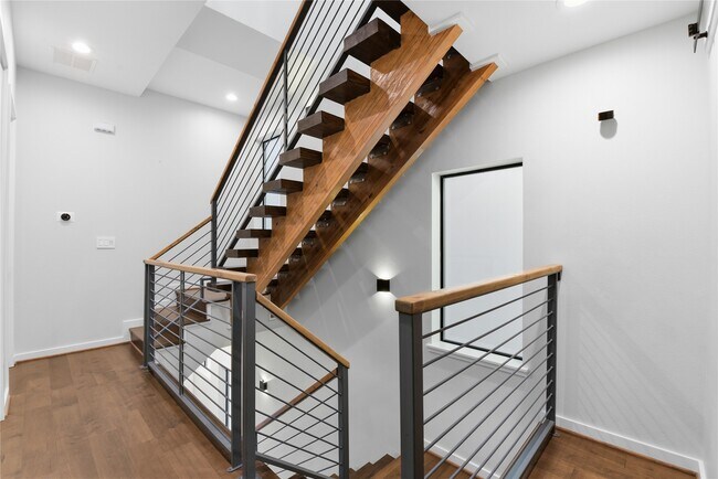 Building Photo - 529 Memorial Heights Dr