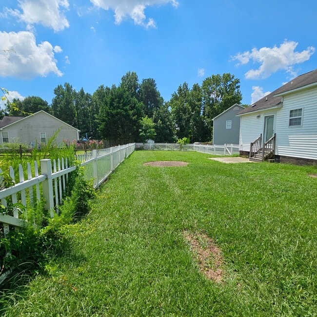 Building Photo - 3 Bedroom Ranch with fenced yard