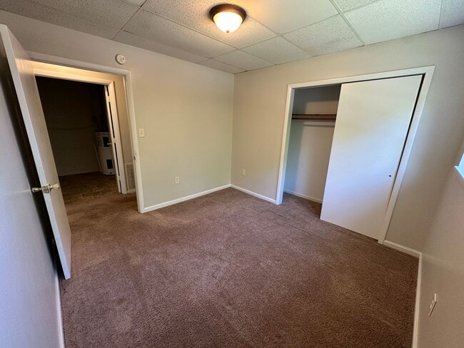 Building Photo - Beautiful and spacious 2 bed, 1 bath apart...
