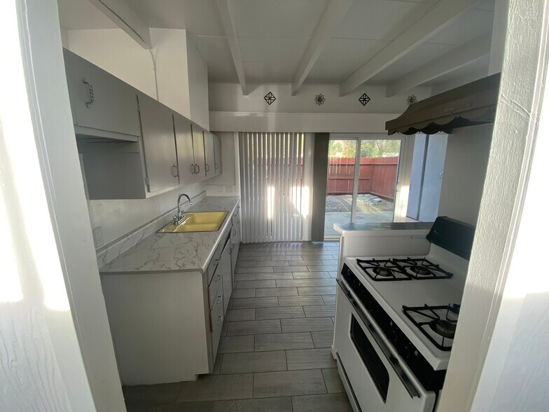 Building Photo - 12909 Cactus Dr