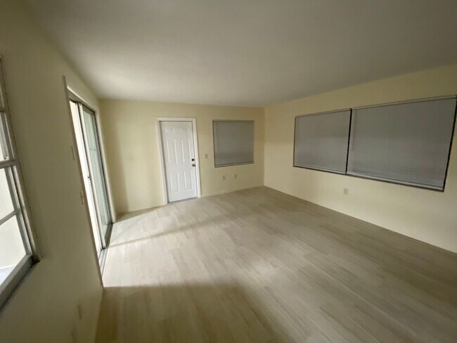 Building Photo - 2385 Poinsettia Dr