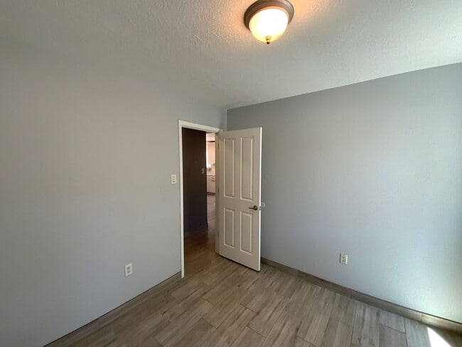 Building Photo - 3 Bedroom Single Story Home Available Near...