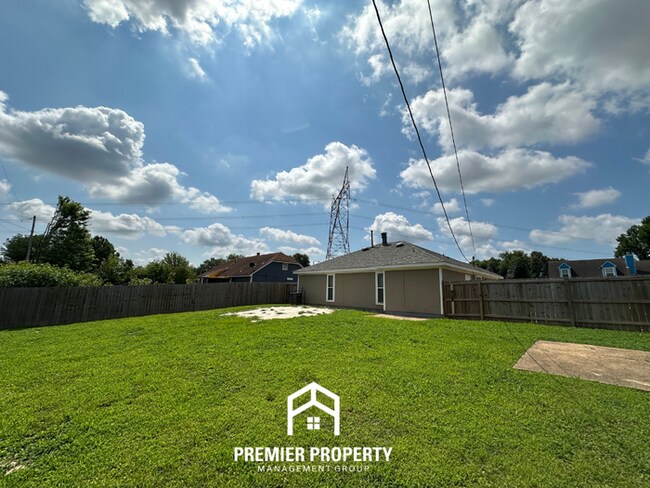 Building Photo - Charming 3BR/2BA Near Southwind | High Vaulted Ceilings, Hardwood Floors & Fireplace