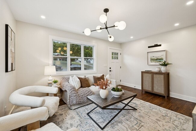 Building Photo - 215 Ash Dr