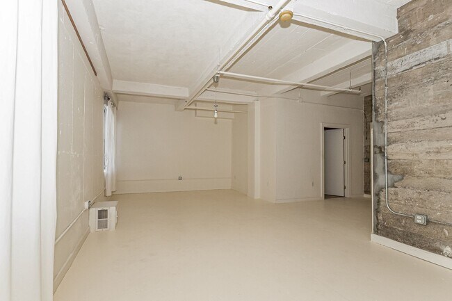 Building Photo - 2 Bedroom Condo Available In West Clawson Lofts!