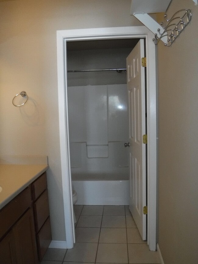 Building Photo - 441 Country Club Ln