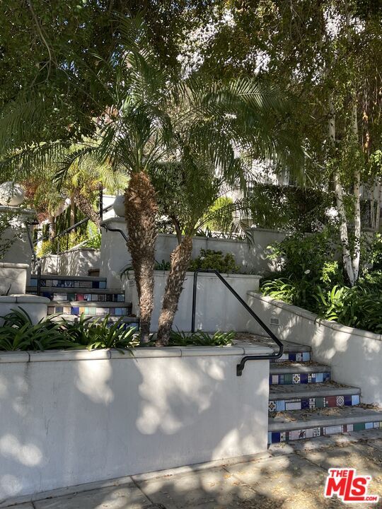 Building Photo - 717 E Olive Ave