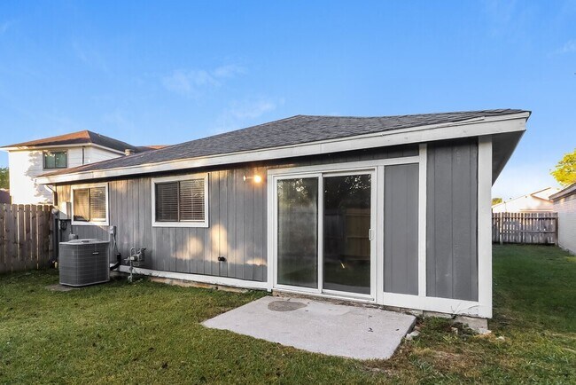 Building Photo - 3425 Benfield Dr