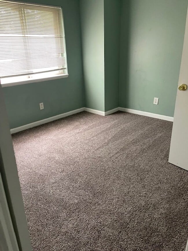 Building Photo - 3 Bedroom, 2 1/2 bath, 2 story condo for r...