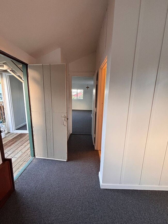 Building Photo - 1 bed/1 bath Studio/Apartment In Monterey - Very close to DLI & NPS