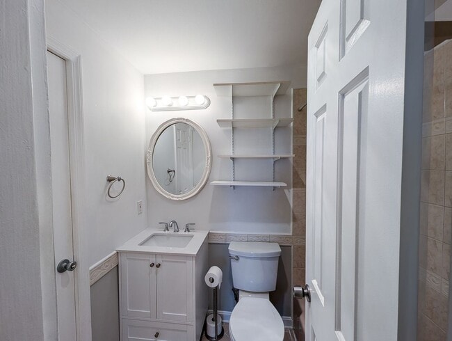 Building Photo - Sunny Top-Floor Junior 1BD Condo Near Down...