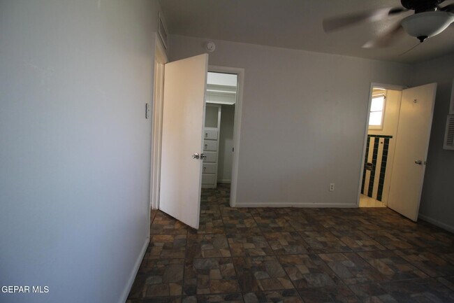 Building Photo - 317 Thunderbird Dr
