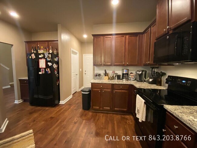 Building Photo - 219 Lazy River Ln