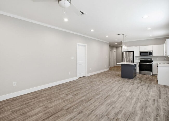 Building Photo - Modern 3 Bedroom Home Minutes from Downtown San Antonio