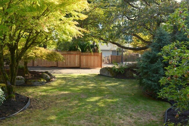 Building Photo - Quiet Kirkland Rambler on large, quiet lot