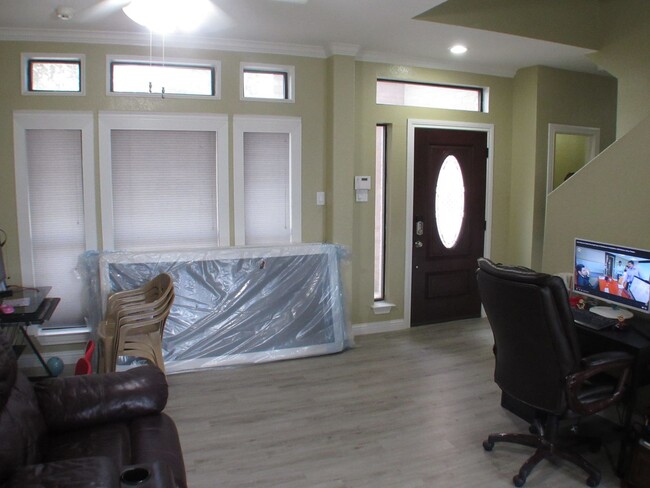 Building Photo - Great Irving Location!