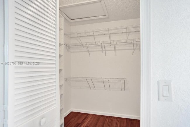 Building Photo - 21461 Sawmill Ct