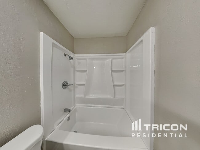 Building Photo - 828 W Embercrest Dr