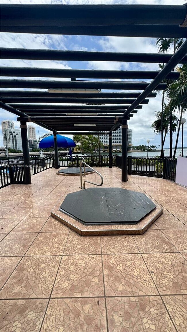 Building Photo - 905 Brickell Bay Dr