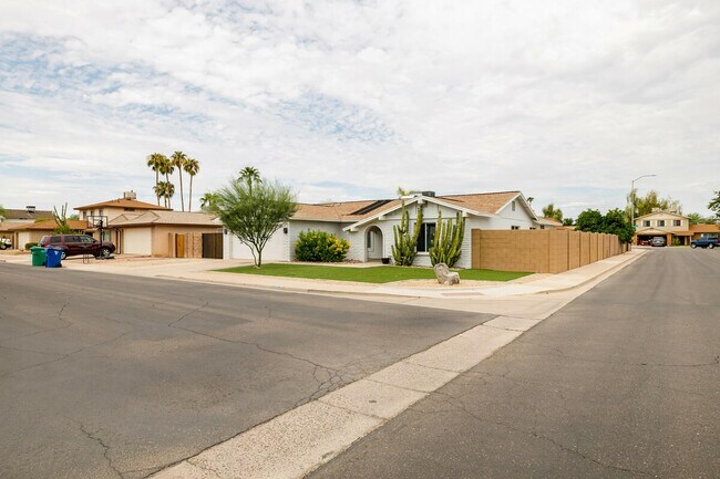 Building Photo - 2552 W Kiva Ave