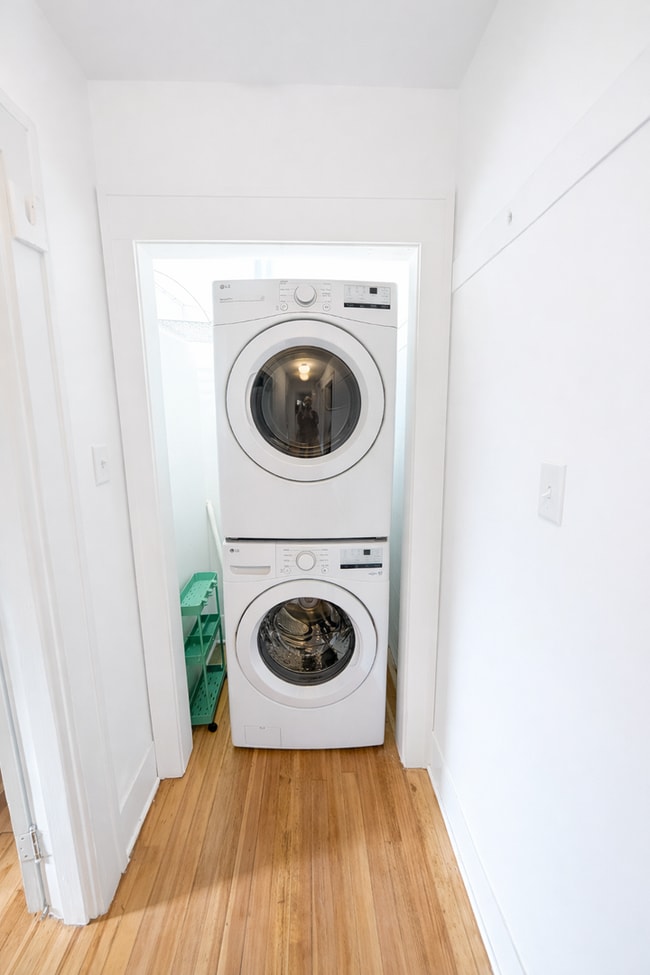 Building Photo - Charming Asheville Cottage!