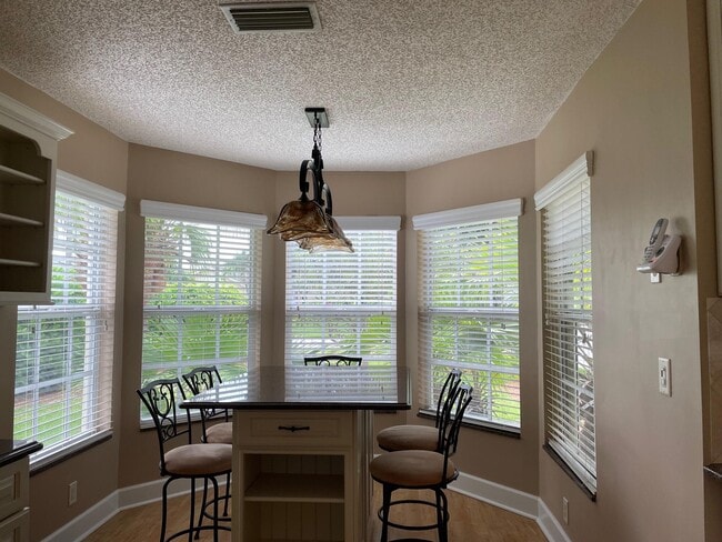 Building Photo - 12861 Meadowbend Dr