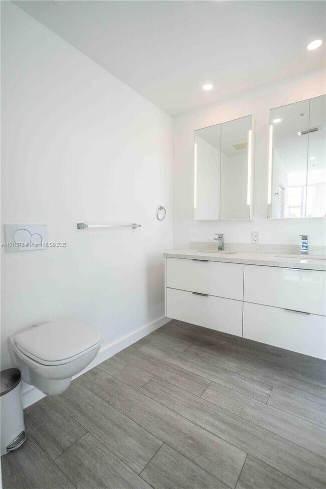 Building Photo - 8425 Crespi Blvd