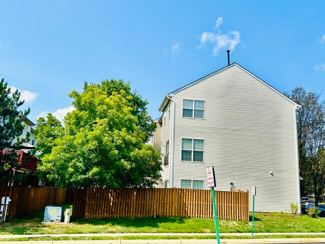 Building Photo - 2418 Misty Dawn Ct