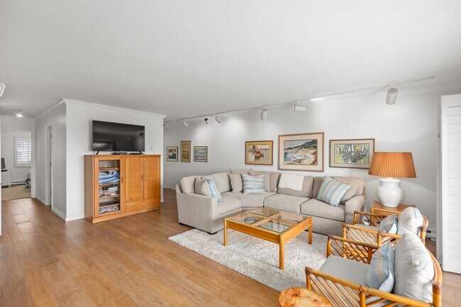 Building Photo - Luxurious 2 Bedroom, 2 Bathroom Condo for Rent