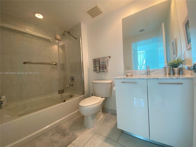 Building Photo - 950 Brickell Bay Dr