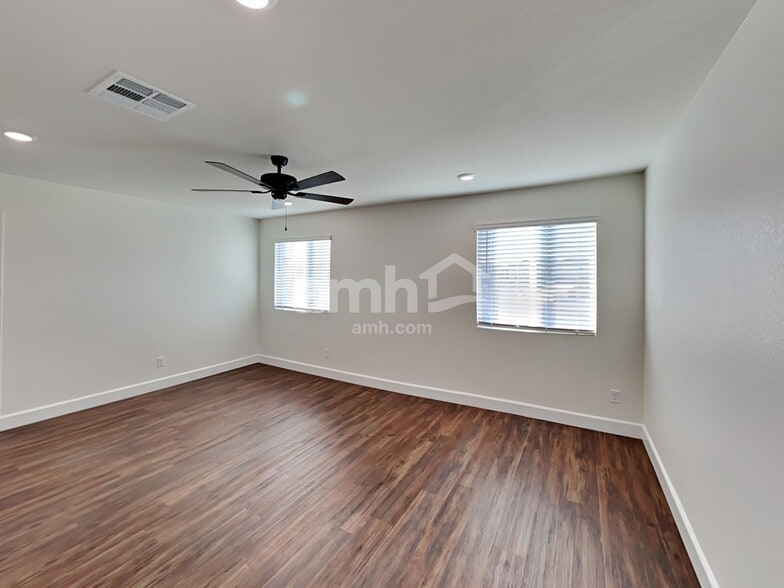Building Photo - 585 Topiary Pk Ave