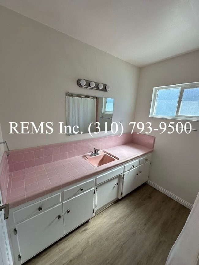 Building Photo - Beautifully Updated Home with 2-Car Garage & Large Bonus Family Room