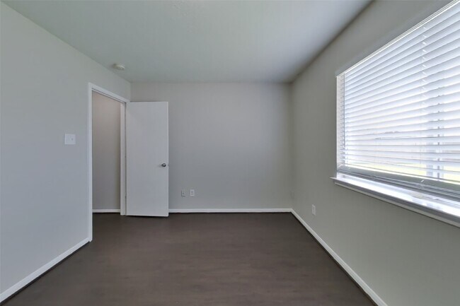 Building Photo - 12230 Scarlet River Dr
