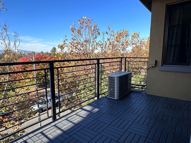 Building Photo - Gorgeous Modern 2 Bedroom 2 Bath Condo in ...