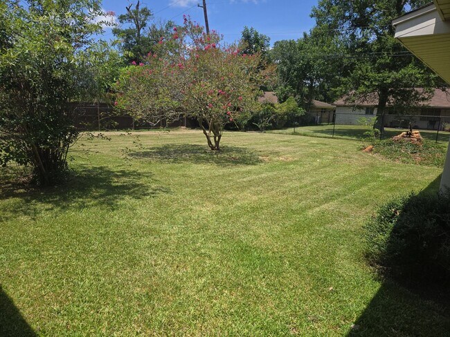 Building Photo - 6510 Daisy Dr