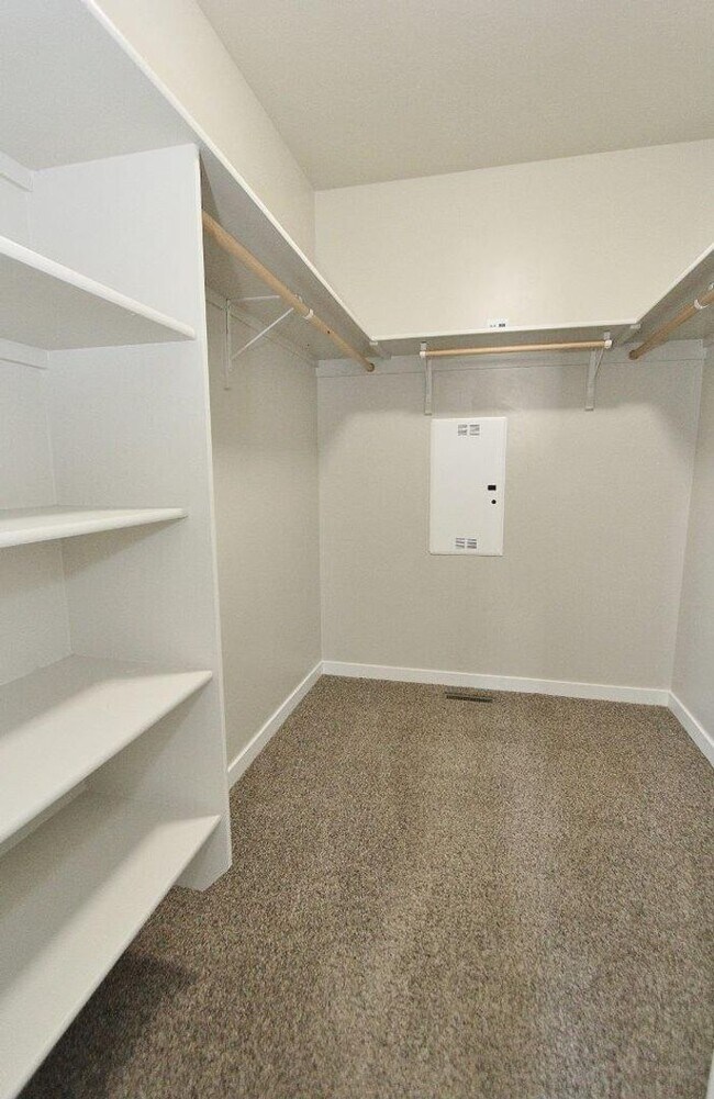 Building Photo - Spacious Home in Quiet Neighborhood