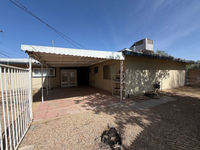 Building Photo - 3 Bedroom 2 Bathroom House on Corner Lot with 2 Car Garage Locate din Irwin Estates