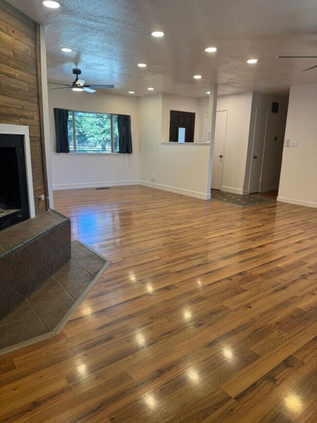 Building Photo - Beautiful 4 Bedroom 2 Bathroom Home with Solar!