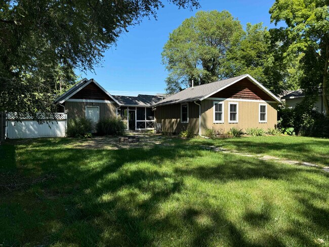 Building Photo - 7822 Lakewood