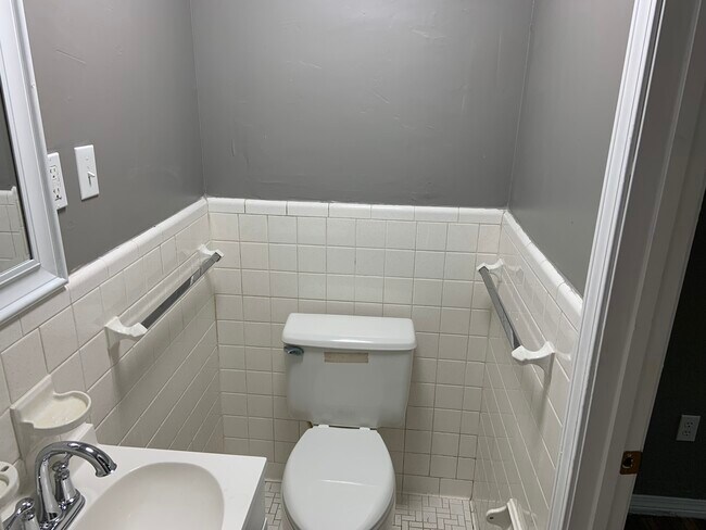 Building Photo - 1130 N 13th Ave