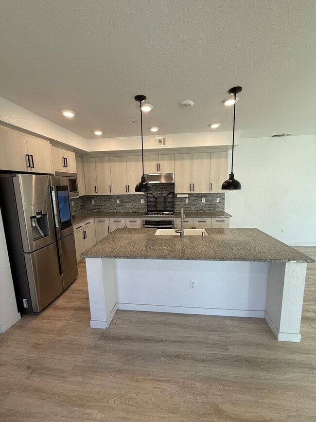 Building Photo - MODERN SMART CONDO IN DESIREABLE COMMUNITY