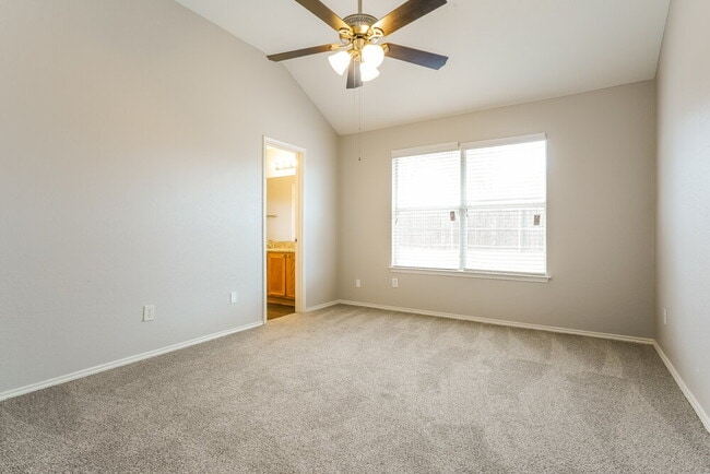 Building Photo - 900 Springfield Dr