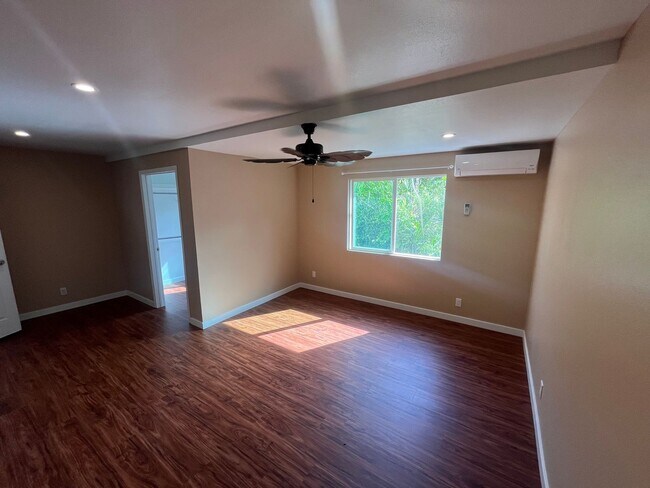 Building Photo - Renovated 6 Bedroom, 3.5 Bath Home with 2 Garages in Aina Haina